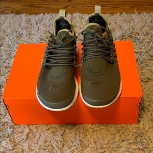 Nike olive green prestos.